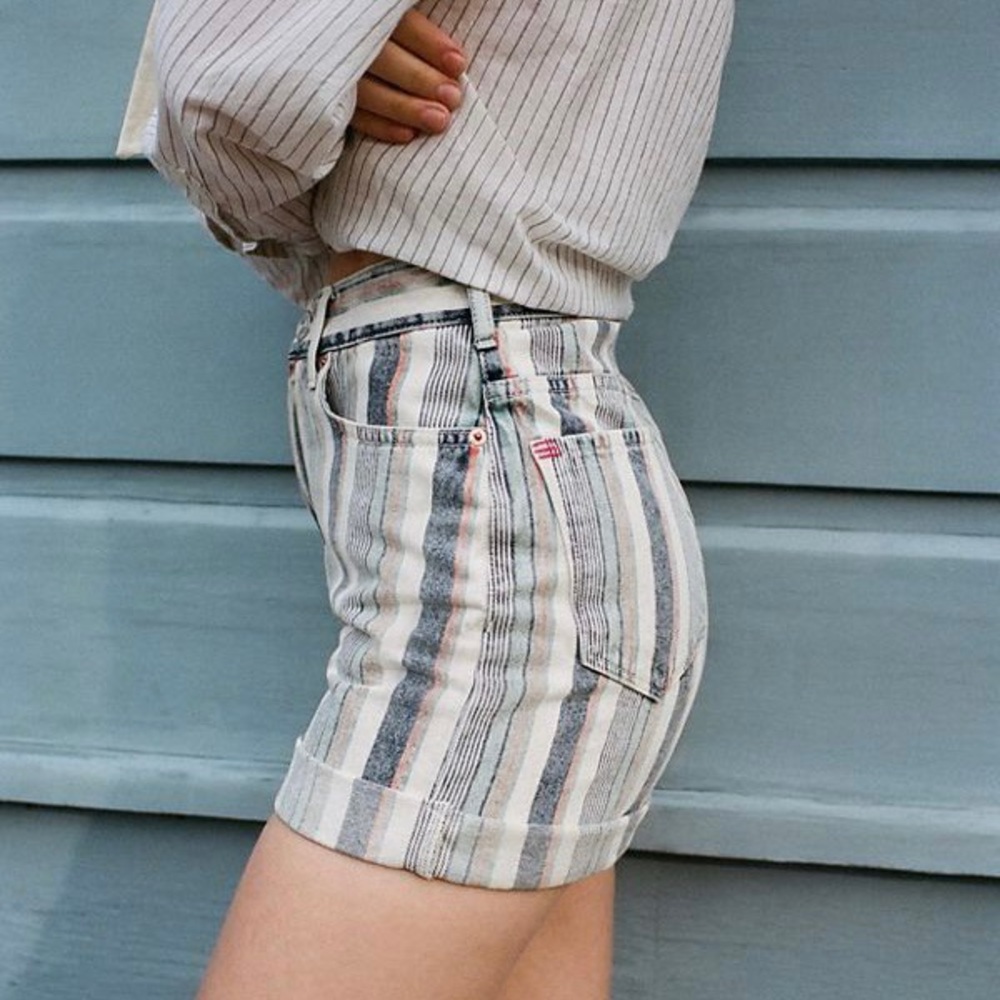 BDG HIGH-WAISTED MOM SHORT (STRIPED DENIM)